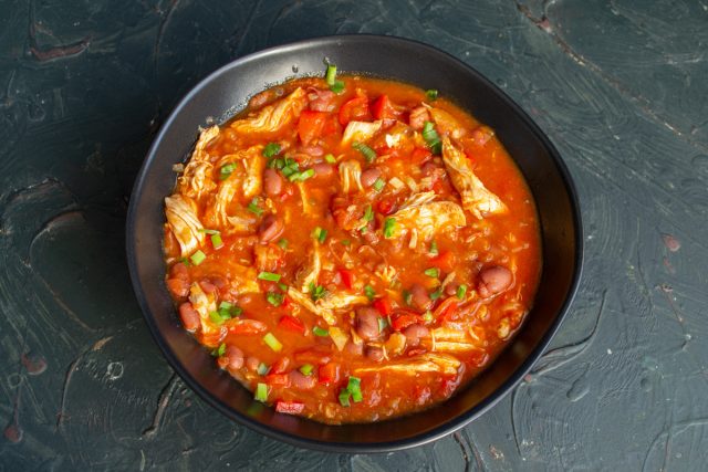 Густой томатный суп с курицей и фасолью готов Густой томатный суп с курицей и фасолью готов
