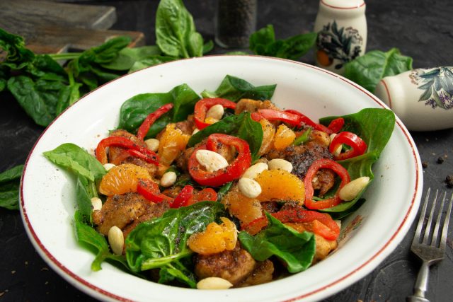 Лёгкий салат с курицей и шпинатом Лёгкий салат с курицей и шпинатом