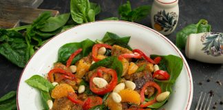 Лёгкий салат с курицей и шпинатом