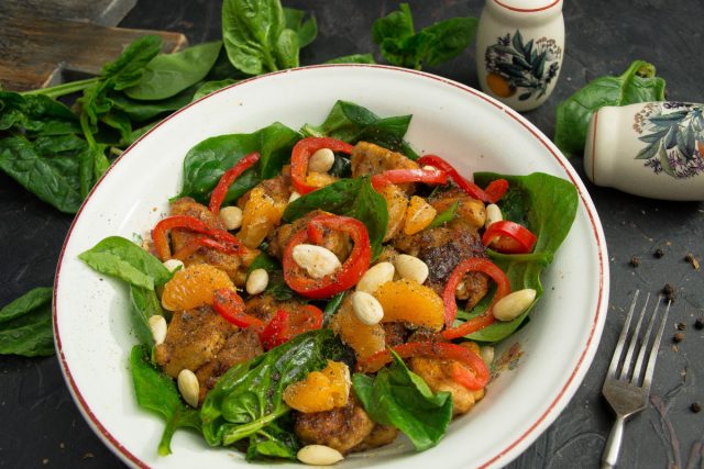 Лёгкий салат с курицей и шпинатом