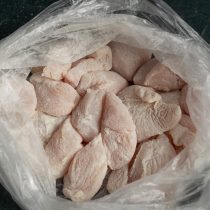 Кладём нарезанную курицу в пакет с крахмалом Кладём нарезанную курицу в пакет с крахмалом