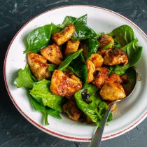 Добавляем кусочки тёплой курицы Добавляем кусочки тёплой курицы