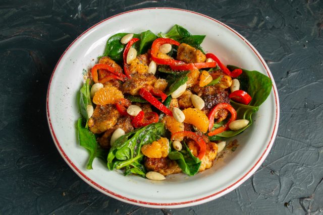 Лёгкий салат с курицей и шпинатом готов Лёгкий салат с курицей и шпинатом готов