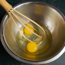 Взбиваем куриные яйца с сахаром и солью
