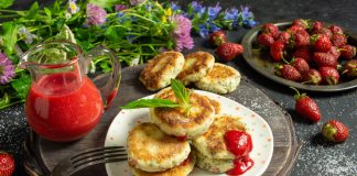 Нежные сырники с клубничным соусом