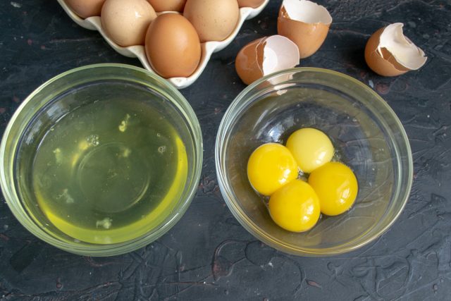 Разбиваем яйца в миску и отделяем белки от желтков