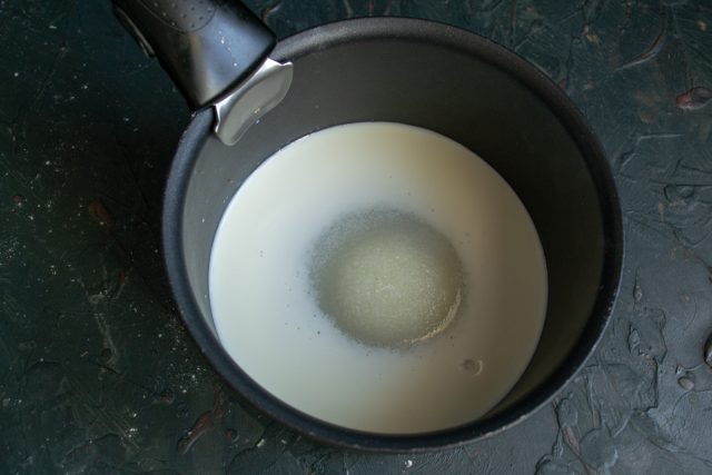 Примерно половину молока или сливок наливаем в сотейник, насыпаем сахарный песок и нагреваем