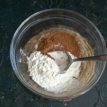 Отдельно смешиваем в миске кукурузный крахмал с порошком какао Отдельно смешиваем в миске кукурузный крахмал с порошком какао