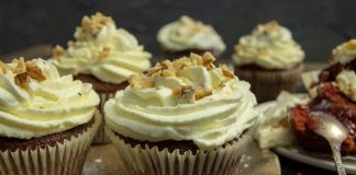 Вкуснейшие капкейки «Красный бархат» с начинкой из малинового джема