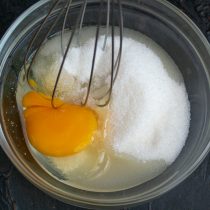 Взбиваем отдельно яйцо с сахаром