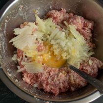 Добавляем нарезанный репчатый лук и куриное яйцо Добавляем нарезанный репчатый лук и куриное яйцо