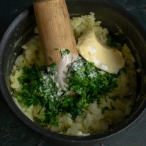 Добавляем петрушку, сливочное масло и сливки, тщательно перемешиваем Добавляем петрушку, сливочное масло и сливки, тщательно перемешиваем