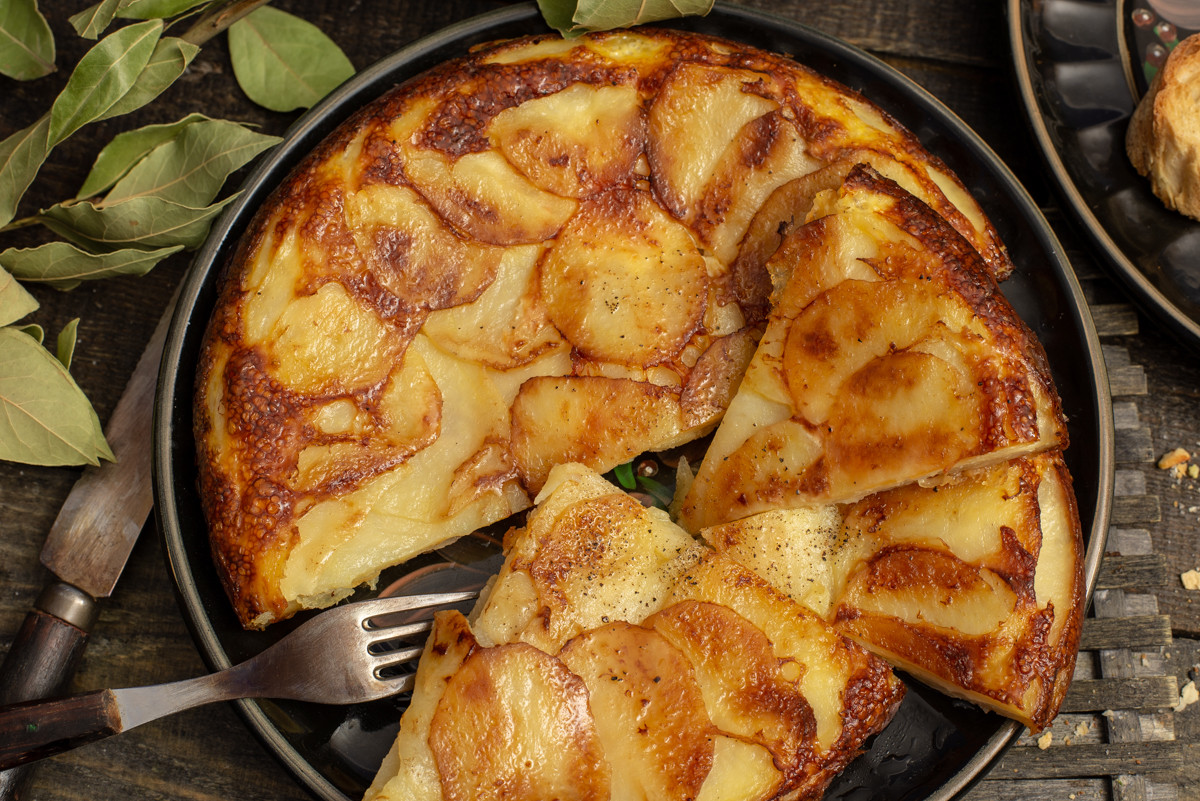 Запеченный картофель с сыром, яйцом и сливками по-швейцарски