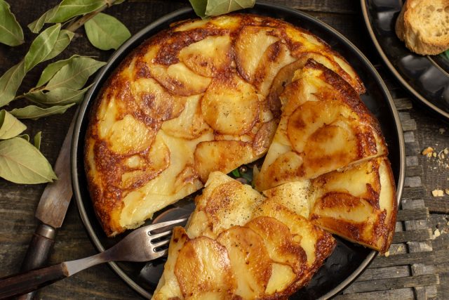 Запеченный картофель с сыром, яйцом и сливками по-швейцарски Запеченный картофель с сыром, яйцом и сливками по-швейцарски