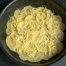 Посыпаем картошку сыром. затем снова кладём картошку, поливаем маслом, солим, перчим, посыпаем сыром Посыпаем картошку сыром. затем снова кладём картошку, поливаем маслом, солим, перчим, посыпаем сыром
