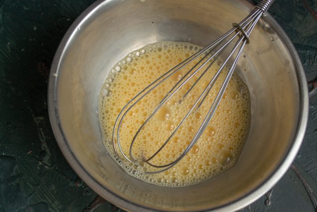Разбиваем куриные яйца, солим, взбиваем венчиком, наливаем сливки и перемешиваем ингредиенты Разбиваем куриные яйца, солим, взбиваем венчиком, наливаем сливки и перемешиваем ингредиенты