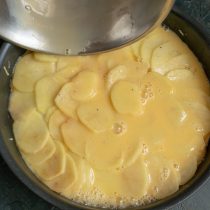 Заливаем картофель взбитыми яйцами и сливками Заливаем картофель взбитыми яйцами и сливками