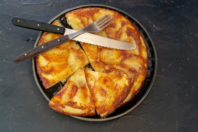 Запеченный картофель с сыром, яйцом и сливками по-швейцарски готов Запеченный картофель с сыром, яйцом и сливками по-швейцарски готов