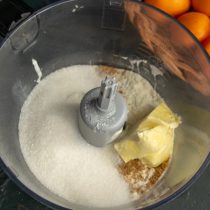 Насыпаем мелкий белый сахарный песок или сахарную пудру