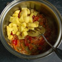 Кладём в кастрюлю порезанный мелкими кубиками картофель Кладём в кастрюлю порезанный мелкими кубиками картофель