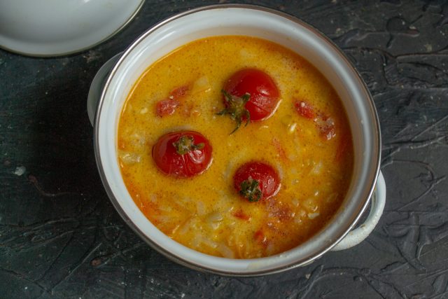 Быстрый томатный суп с сыром готов