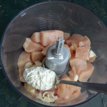 Насыпаем картофельный или кукурузный крахмал Насыпаем картофельный или кукурузный крахмал