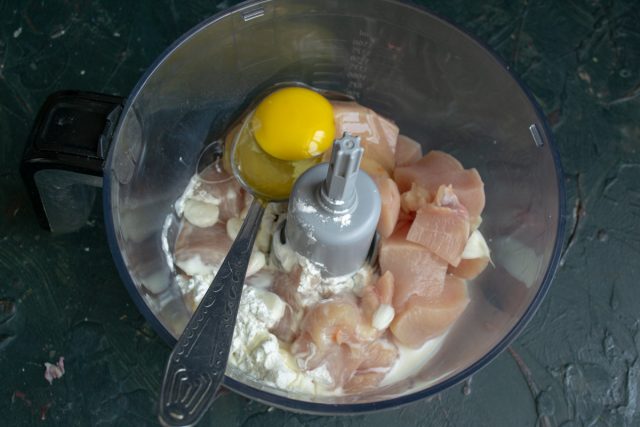 Разбиваем крупное куриное яйцо Разбиваем крупное куриное яйцо