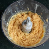 Измельчаем фарш несколько минут Измельчаем фарш несколько минут