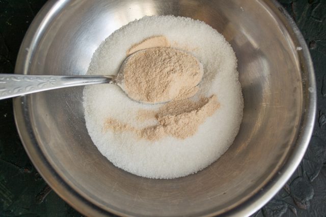 Оставшиеся 100 г сахарного песка перемешиваем с яблочным пектином