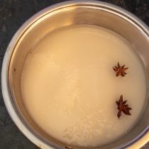 Насыпаем в кастрюлю сахар, добавляем воду и бадьян Насыпаем в кастрюлю сахар, добавляем воду и бадьян