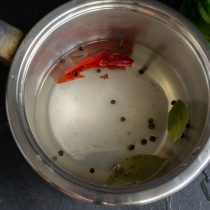 Насыпаем в кастрюлю со слитой водой соль и сахар, добавляем лавровый лист и черный перец Насыпаем в кастрюлю со слитой водой соль и сахар, добавляем лавровый лист и черный перец