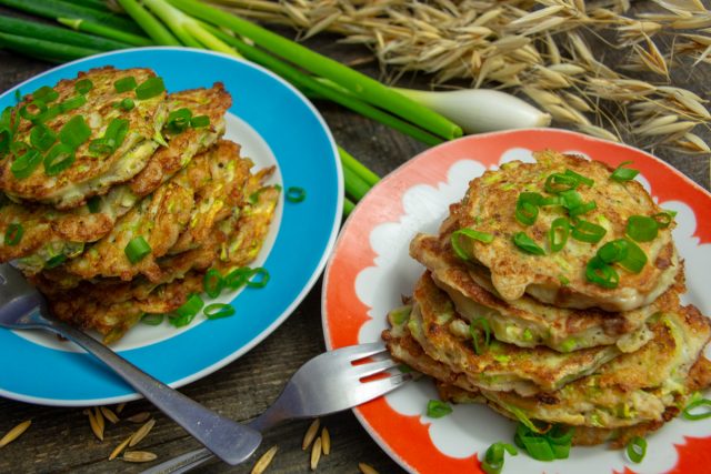 Кабачковые драники с геркулесом и зелёным луком — кабадраники Кабачковые драники с геркулесом и зелёным луком — кабадраники