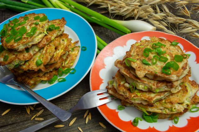 Кабачковые драники с геркулесом и зелёным луком — кабадраники Кабачковые драники с геркулесом и зелёным луком — кабадраники