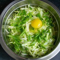 Разбиваем куриное яйцо, насыпаем соль по вкусу, хорошо перемешиваем Разбиваем куриное яйцо, насыпаем соль по вкусу, хорошо перемешиваем
