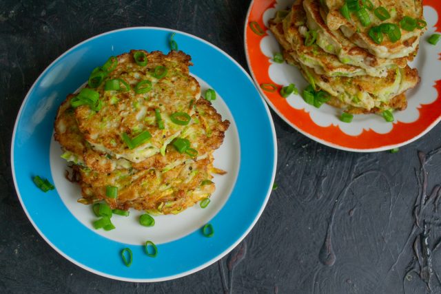 Кабачковые драники с геркулесом и зелёным луком, или Кабадраники, готовы Кабачковые драники с геркулесом и зелёным луком, или Кабадраники, готовы