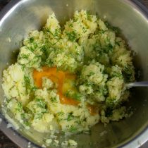 Разбиваем в миску куриное яйцо, по вкусу солим Разбиваем в миску куриное яйцо, по вкусу солим