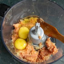 Разбиваем куриные яйца Разбиваем куриные яйца
