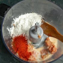 Насыпаем кукурузный или картофельный крахмал, копченую паприку, солим Насыпаем кукурузный или картофельный крахмал, копченую паприку, солим