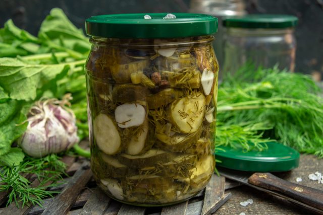 Пряный салат из огурцов на зиму с чесноком и укропом