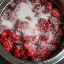Наливаем воду, кладём клубнику, насыпаем половину сахарного песка Наливаем воду, кладём клубнику, насыпаем половину сахарного песка