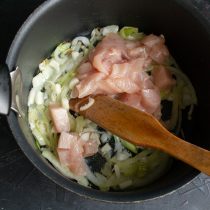 Добавляем куриное филе Добавляем куриное филе