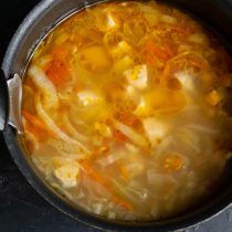 Наливаем куриный бульон, добавляем соль и сахар, нагреваем до кипения, варим на тихом огне Наливаем куриный бульон, добавляем соль и сахар, нагреваем до кипения, варим на тихом огне