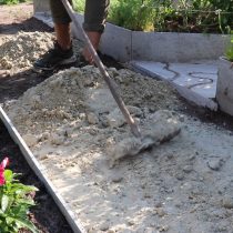 Выровняйте поверхность. Затем проведите трамбовку почвы. Обустройте дренажный слой и сделайте подушку из песка