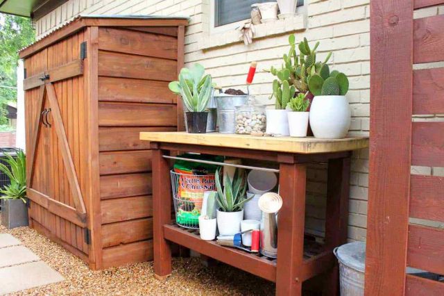 На боковом дворе можно соорудить аккуратное место для хранения садового инвентаря