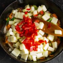 Нарезаем мякоть кабачков и перца, добавляем к овощам