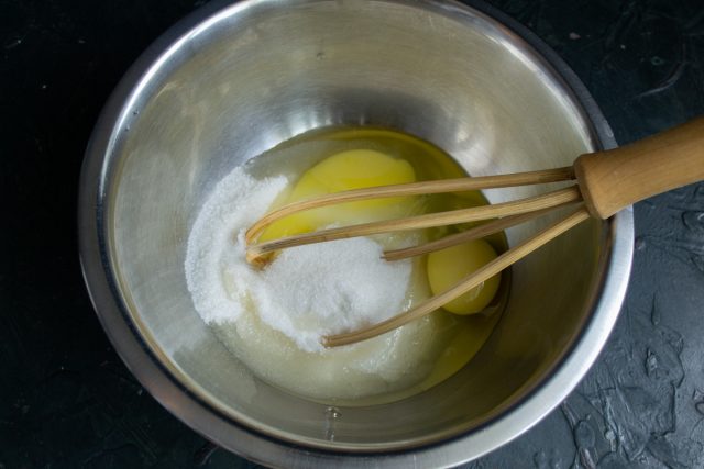 Насыпаем в миску сахарный песок, добавляем соль, куриные яйца и перемешиваем ингредиенты Насыпаем в миску сахарный песок, добавляем соль, куриные яйца и перемешиваем ингредиенты