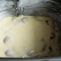 Выкладываем тесто в форму с малиной ровным слоем Выкладываем тесто в форму с малиной ровным слоем