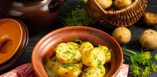 Молодая картошка в горшочке со сливочным соусом