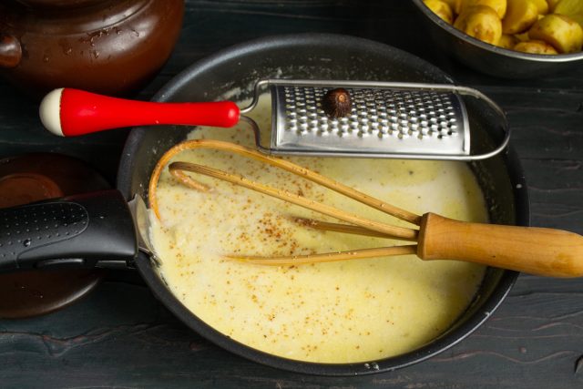 Добавляем бульон, соль и перец, натираем щепотку мускатного ореха и увариваем соус