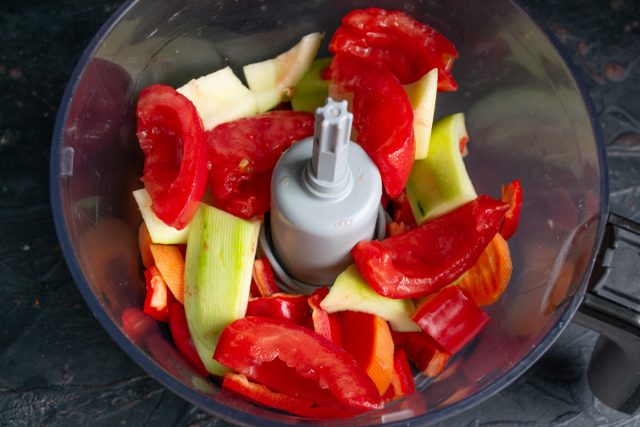 Разрезаем помидоры, удаляем семена, добавляем мякоть к остальным ингредиентам